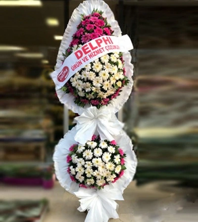 Beyaz Ve Pembe Gerbera Çiçeklerinden Oluşan Çift Göbekli Çelenk Modeli